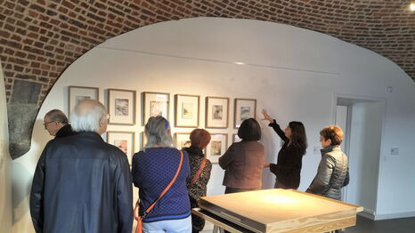 Des visiteurs devant les oeuvres lors du vernissage de l'exposition "Chercher la lumière" au Centre d'Arts Ronzier