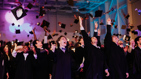 Lance de chapeaux des diplômés