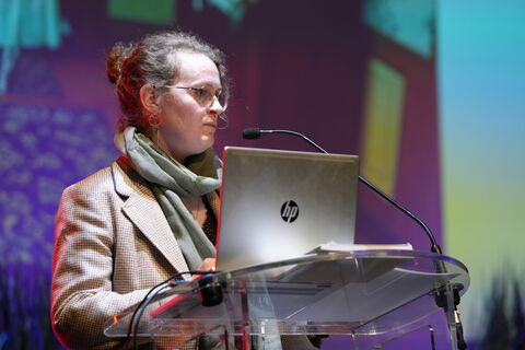 Marie Lefebvre au pupitre sur la scène de l'Intermède