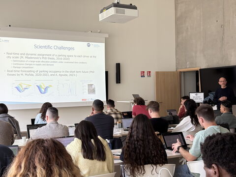 Etudiants dans une salle en train de suivre un cours
