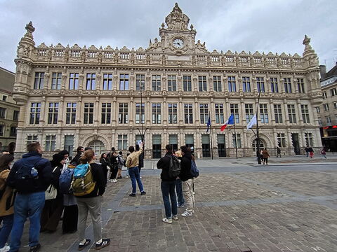 Etudiants qui visitent la ville de Valenciennes et sont devant la mairie
