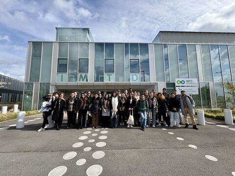 Groupe d'étudiants participants devant IMTD