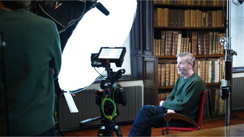 Extrait d'un tournage de documentaire de Licence 3 avec ici le personnage interviewé entouré de la lumière et des caméras.