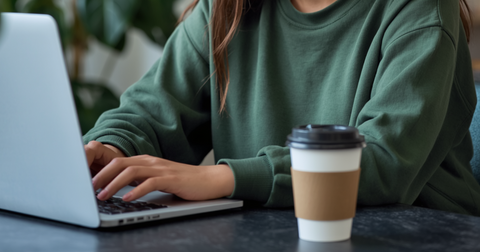 Étudiante assise à son bureau procédant à son inscription en ligne