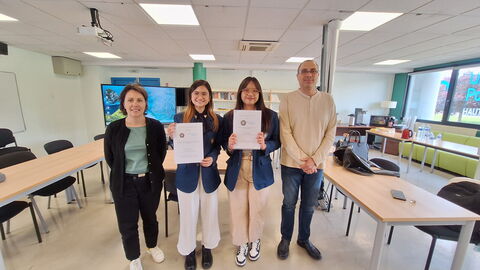 Les deux étudiantes indonésiennes présentant leur double diplôme, encadrées par les responsables pédagogiques de la formation