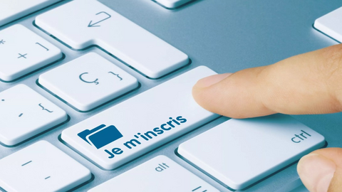 Gros plan sur une touche d'ordinateur l'étudiant clique sur la touche je m'inscris
