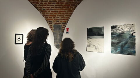 Des visiteurs devant les oeuvres lors du vernissage de l'exposition "Chercher la lumière" au Centre d'Arts Ronzier